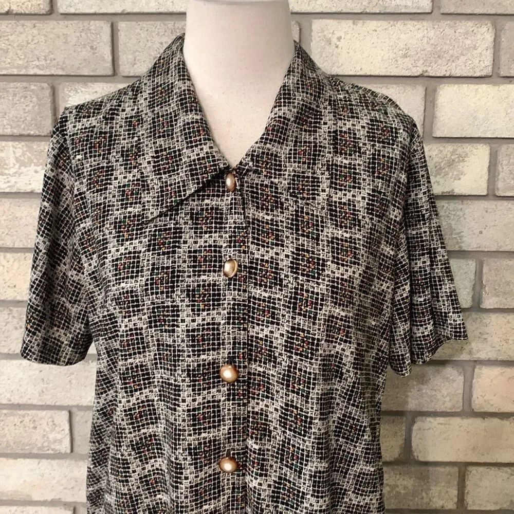 3for$20 blouse button front fits small - Picture 2 of 3